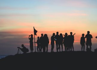 Recovery – fra personlig reformasjon til sosial transformasjon En gruppe mennesker står sammen ved havet i solnedgangen